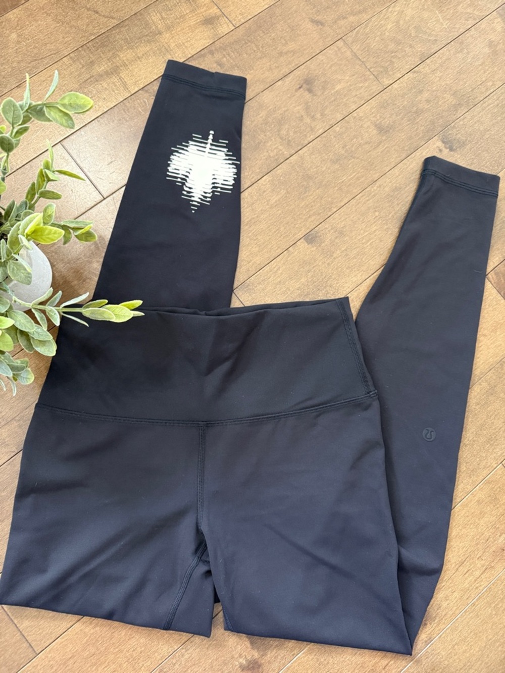NWOT 28” Lululemon Wunder Train - Team Canada